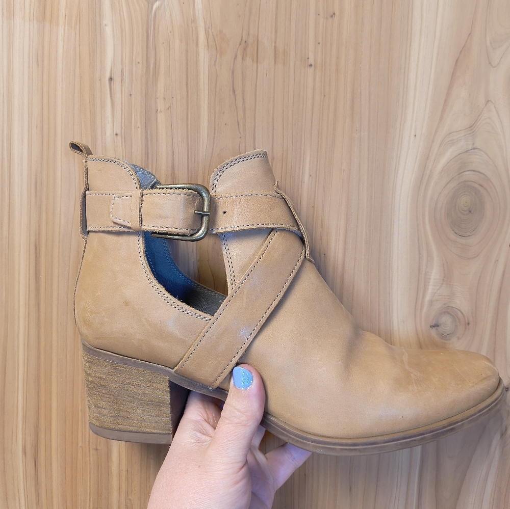PRATESI Chic Tan Leather Ankle Boot, Size 40